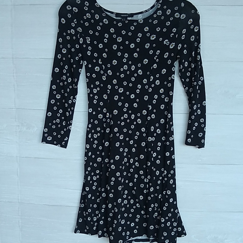Forever 21 Black Daisy Form Fitting Flowy (Skirt) Dress Like New! - Picture 8 of 8